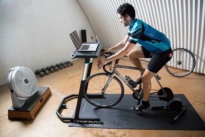 Typisk setup i Zwift med et Wahoo Bike Desk